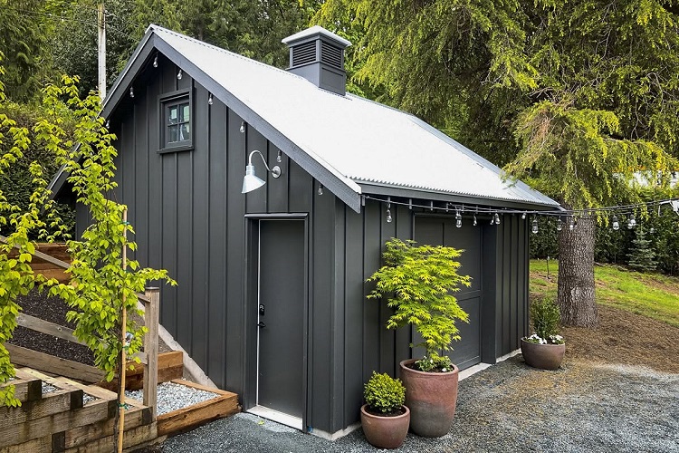 Дверь сарая полностью сливается со стеной, не видно ручек и петель. Солнечный свет, высокая детализация